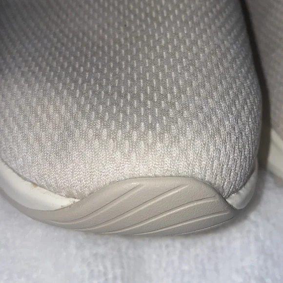 New balance, beige,/Tan slip On Sneakers size 9 - Picture 6 of 11